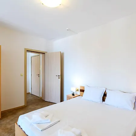 Midia Luxurious Beachfront Escape With Pool Apartment